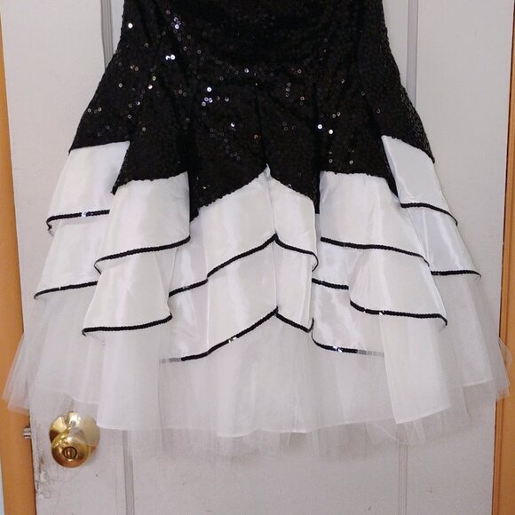 Black and white masquerade dress - Picture 2 of 5